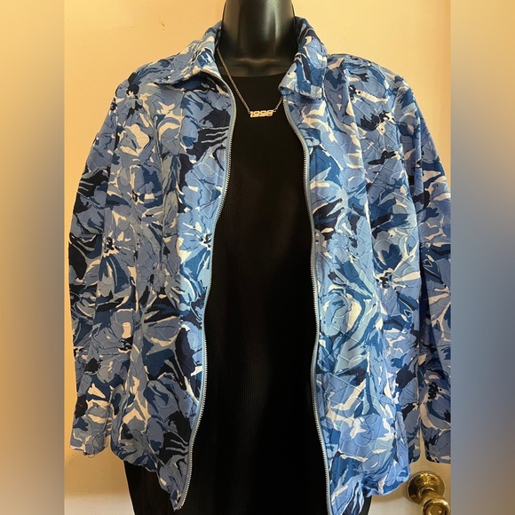 Stylish Blue & White Zip-Up Jacket - Picture 2 of 8